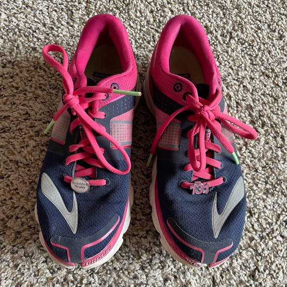 Women’s Brooks running shoes. - Picture 4 of 5